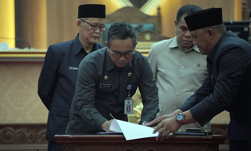 Penandatanganan Nota Kesepakatan Perubahan KUA dan PPAS APBD 2023 oleh Pemprov Kalbar dan Legislatif