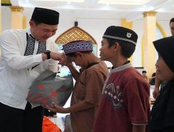 Bupati Fransiskus Diaan Bantu Pembangunan Masjid Raudhatul Jannah di Desa Semitau Hulu