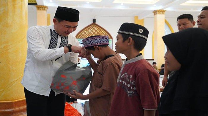 Bupati Fransiskus Diaan Bantu Pembangunan Masjid Raudhatul Jannah di Desa Semitau Hulu