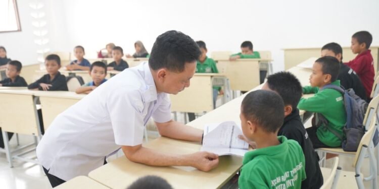 Di Tengah Kabut Asap, Wali Kota Pontianak Pastikan Siswa Sekolah Rakyat Tetap Aman