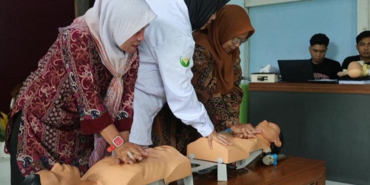 FK Untan Beri Pelatihan Bantuan Hidup Dasar untuk Penanganan Korban Tenggelam