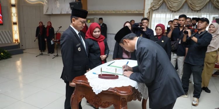 Lantik Pejabat Baru, Wali Kota Pontianak Soroti Data Kemiskinan dan Peran Diskominfo