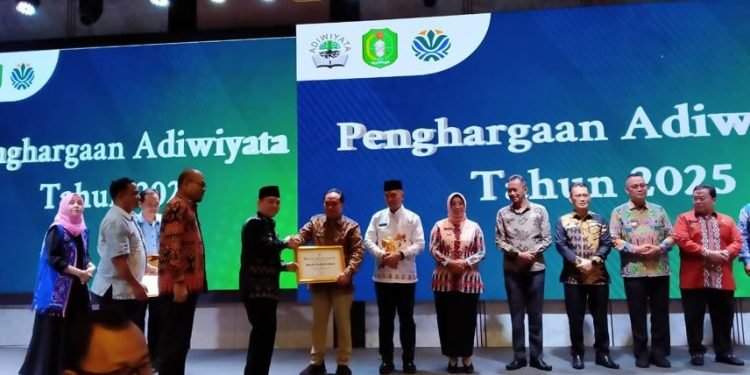 Pemkot Pontianak Raih Penghargaan Adiwiyata Provinsi Kalbar 2025