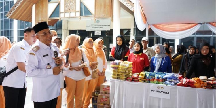 Bazar Murah DWP Pontianak Diserbu Warga