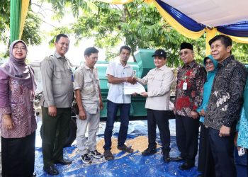 Modernisasi Pertanian, Pemkot Pontianak Salurkan Power Thresher