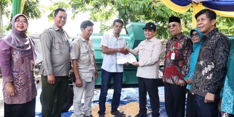 Modernisasi Pertanian, Pemkot Pontianak Salurkan Power Thresher
