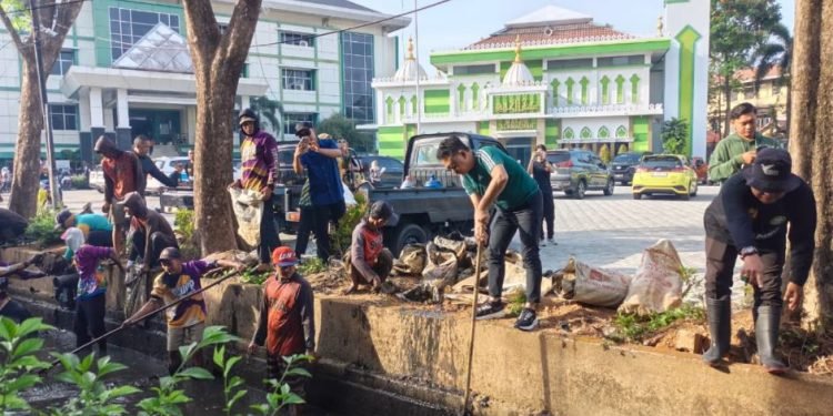 Wali Kota Pontianak Bareng ASN Gotong Royong Jumat Pagi