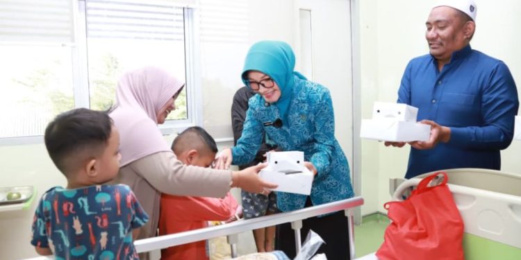 TP-PKK Kota Pontianak Berbagi Takjil untuk Pasien RSUD SSMA