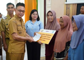 Pemkot Salurkan Bansos Rp600 Ribu, 2.030 Warga Pontianak Sumringah