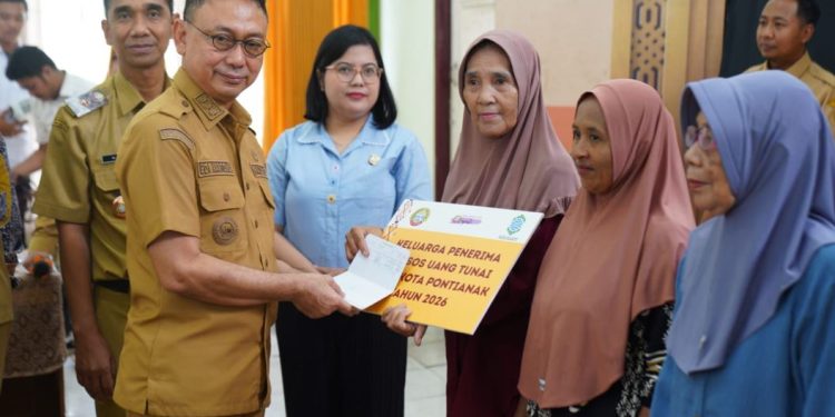 Pemkot Salurkan Bansos Rp600 Ribu, 2.030 Warga Pontianak Sumringah