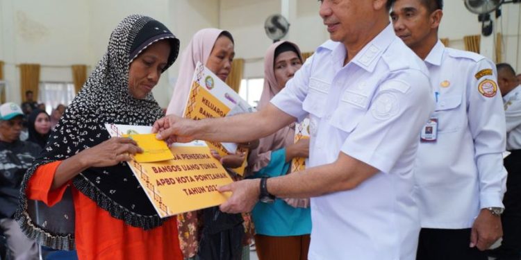 Pemkot Pontianak Salurkan Bansos Tunai bagi Warga Rentan