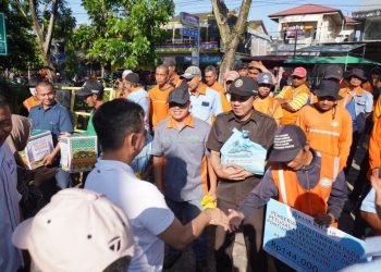 Paket Lebaran untuk 720 Petugas Kebersihan Pontianak