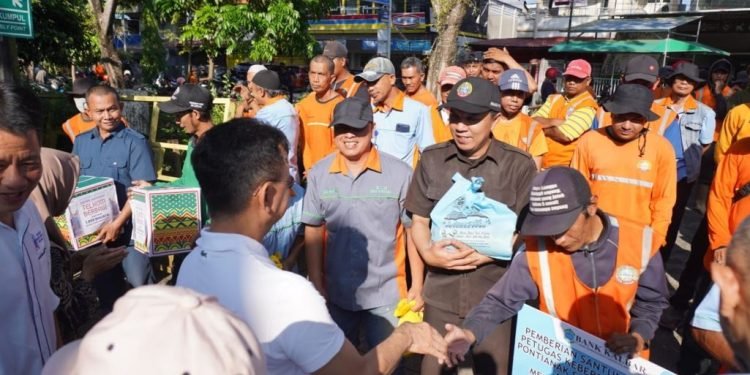 Paket Lebaran untuk 720 Petugas Kebersihan Pontianak