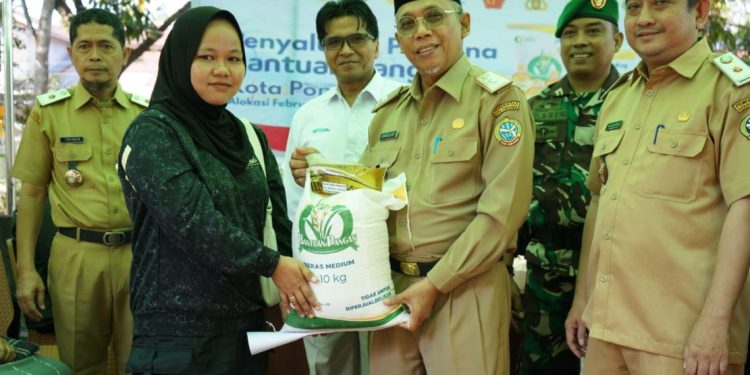 43.240 Warga Pontianak Terima Bantuan Pangan Jelang Idulfitri