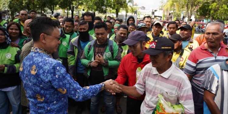 Kisah Penambang Sampan di Kapuas, Bantuan Lebaran Jadi Penopang Hidup