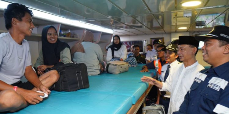 Wali Kota Pontianak Tinjau Arus Mudik di Pelabuhan Dwikora