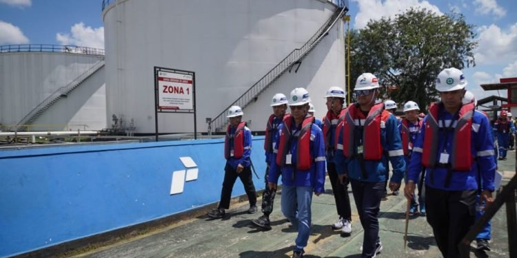 Panic Buying Picu Antrean BBM di Pontianak