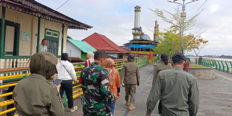Satpol PP Tertibkan PKL dan Jemuran di Waterfront Pontianak, Jaga Keindahan Kota