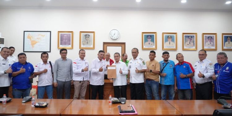 Buruh Kalbar Sampaikan 8 Tuntutan, Ria Norsan Janji Tindak Lanjut