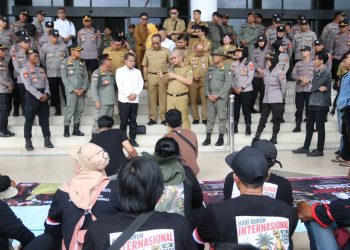Buruh-Kelompok Mahasiswa Datangi Kantor Gubernur Kalbar, Soroti Upah hingga Perlindungan Kerja