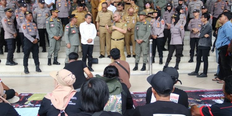 Buruh-Kelompok Mahasiswa Datangi Kantor Gubernur Kalbar, Soroti Upah hingga Perlindungan Kerja