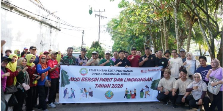 DLH Pontianak Libatkan Warga dalam Aksi Bersih Parit