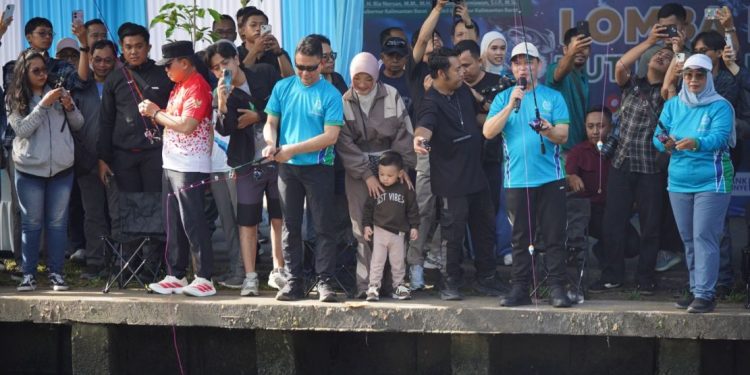 Wali Kota Pontianak Ikut Mancing 3 Ton Lele di Sungai Jawi