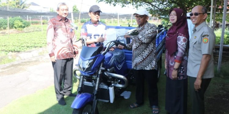 Pemkot Pontianak Bantu Kendaraan Angkut untuk Kelompok Tani di Siantan Hilir