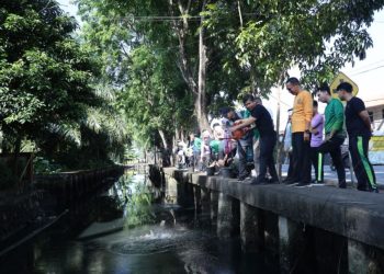 DLH Pontianak Uji Coba Eco Enzym untuk Kurangi Bau dan Pencemaran Parit
