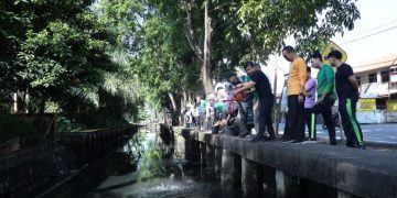 DLH Pontianak Uji Coba Eco Enzym untuk Kurangi Bau dan Pencemaran Parit
