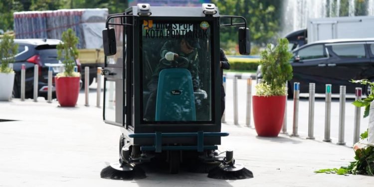 Tingkatkan Standar Kebersihan, Pemkot Pontianak Operasikan Mobil Penyapu Trotoar Otomatis