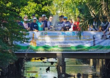 Pontianak Tabur 1.900 Liter Eco Enzyme di Parit Sepanjang 2,1 Kilometer untuk Kurangi Pencemaran