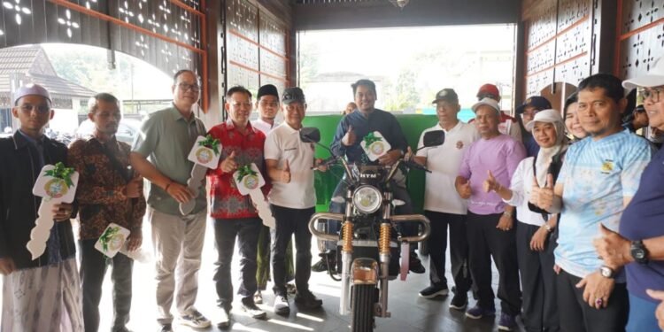 Pemkot Pontianak Perkuat Pengelolaan Sampah dengan Bantuan Kendaraan Roda Tiga