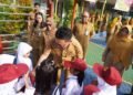 Hari Pertama Sekolah di Pontianak, Para Ayah Antar Anak dan Dampingi MPLS