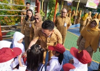 Hari Pertama Sekolah di Pontianak, Para Ayah Antar Anak dan Dampingi MPLS
