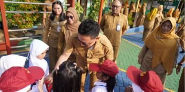 Hari Pertama Sekolah di Pontianak, Para Ayah Antar Anak dan Dampingi MPLS