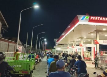 Antrean Panjang SPBU Ganggu Aktivitas dan Perekonomian