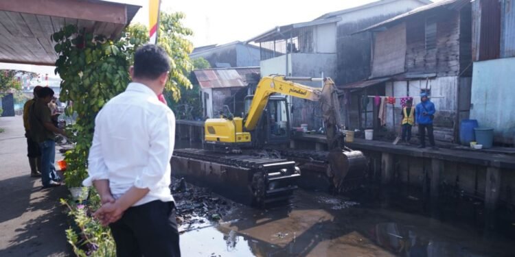 Pemkot Pontianak Tata Parit Tokaya, Jembatan Penghambat Aliran Air Dibongkar