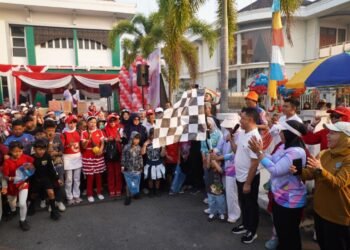 Jalan Sehat Warga Pontianak Selatan Sambil Pungut Sampah