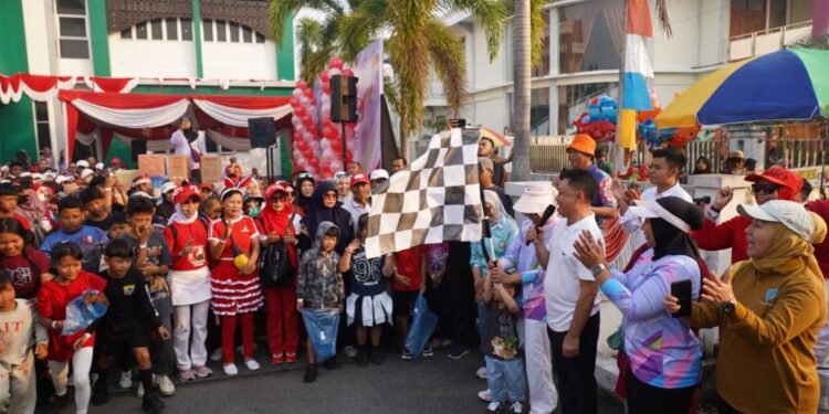 Jalan Sehat Warga Pontianak Selatan Sambil Pungut Sampah