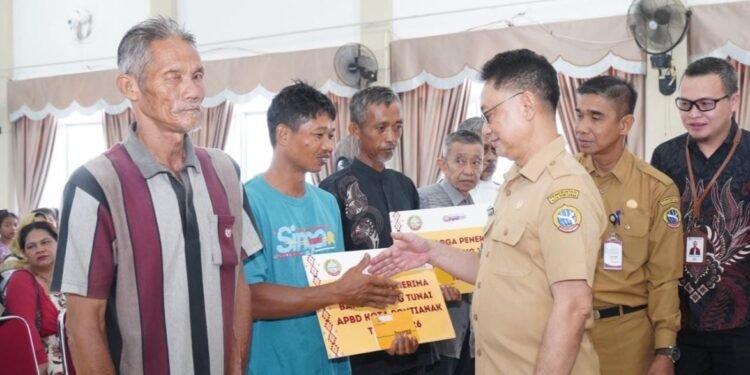 Pemkot Pontianak Salurkan Bansos Rp600 Ribu kepada 670 Warga Berpenghasilan Rendah