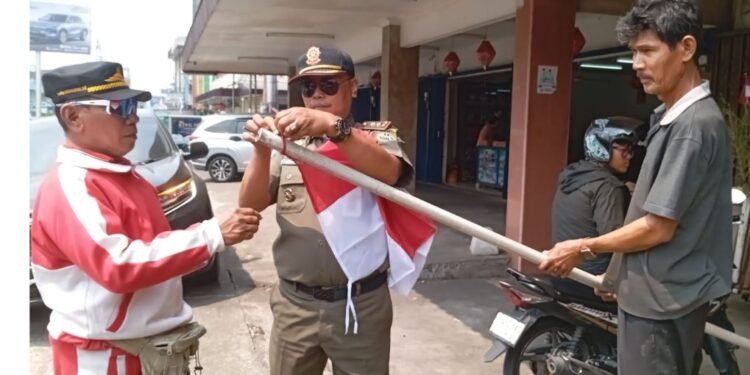 Inspektorat dan Satpol PP Pontianak Awasi Pemasangan Atribut Kemerdekaan