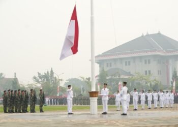 Pengibaran Bendera Merah Putih HUT ke-81 RI di Halaman Kantor Gubernur Kalbar Berlangsung Khidmat