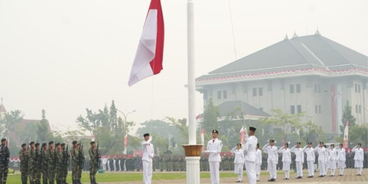 Pengibaran Bendera Merah Putih HUT ke-81 RI di Halaman Kantor Gubernur Kalbar Berlangsung Khidmat