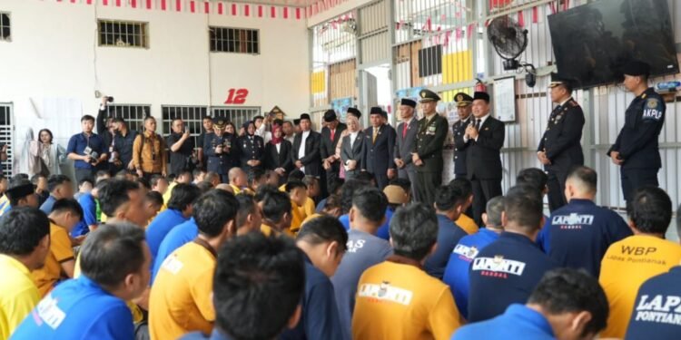 HUT ke-81 RI, Ria Norsan Serahkan Remisi untuk Warga Binaan Lapas Pontianak