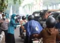 Peduli Kesehatan Warga, TP PKK Pontianak Bagikan Masker di Tengah Kondisi Asap