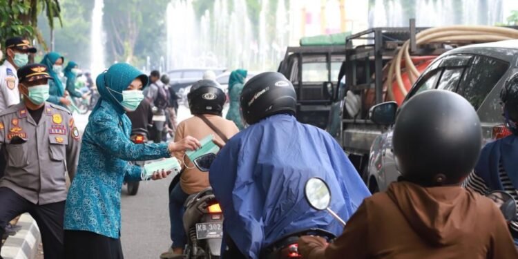 Peduli Kesehatan Warga, TP PKK Pontianak Bagikan Masker di Tengah Kondisi Asap