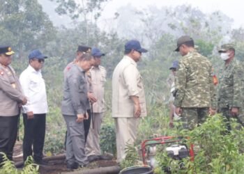 Prabowo Sapa Petugas di Tengah Asap Karhutla Kubu Raya, Misi Padamkan Api Berlanjut