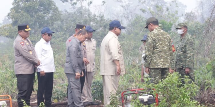 Prabowo Sapa Petugas di Tengah Asap Karhutla Kubu Raya, Misi Padamkan Api Berlanjut