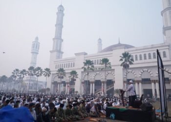 Ribuan Warga Pontianak Salat Istisqa, Kasus ISPA Tembus 300 per Hari